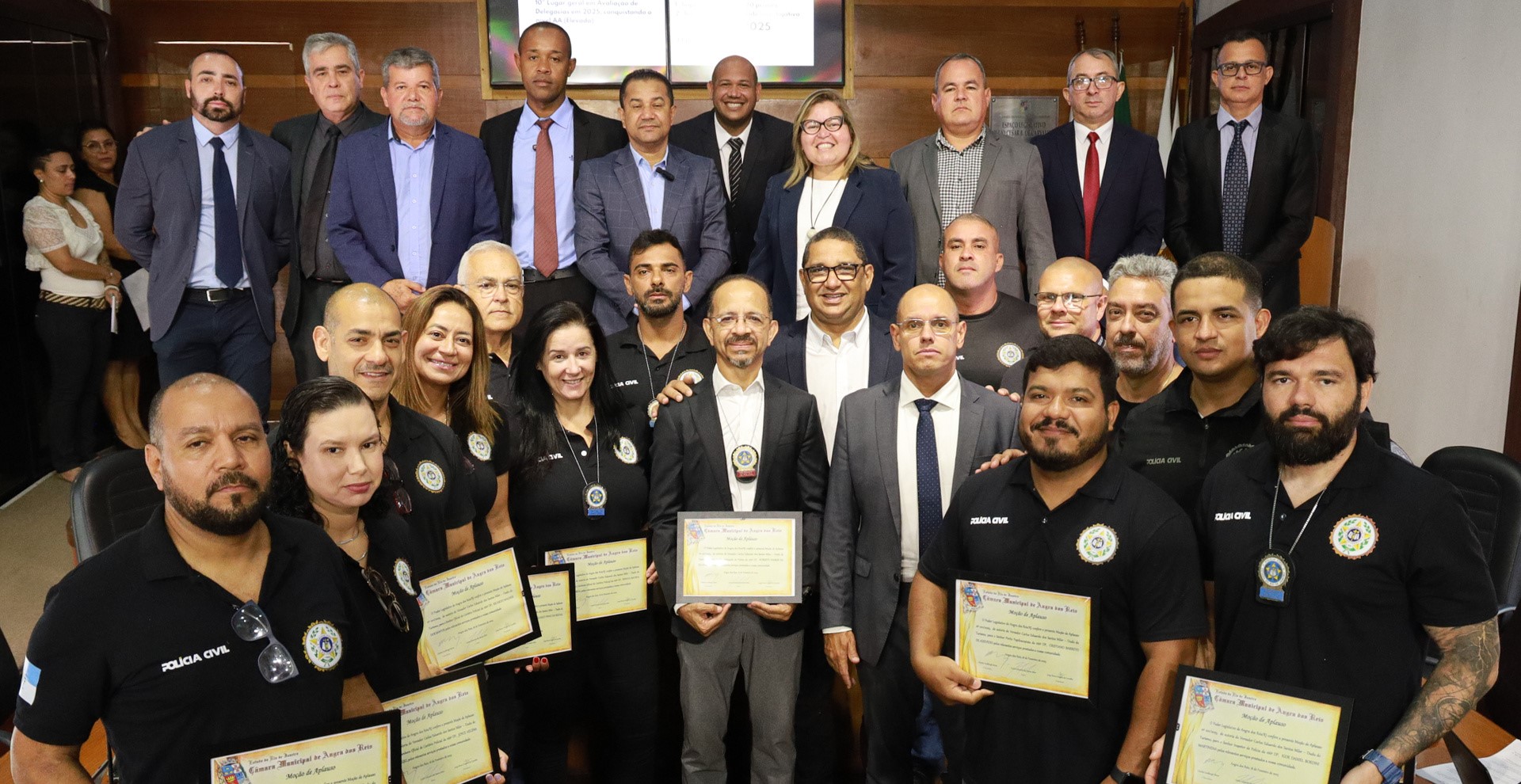 Câmara entrega moção de aplausos à equipe da 166ª DP em Angra dos Reis