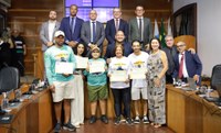  Câmara entrega moção de aplausos à equipe do Projeto Pesca Sub Lixo Zero 
