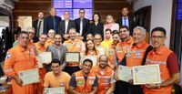 Câmara entrega moção de aplausos a servidores da Defesa Civil de Angra