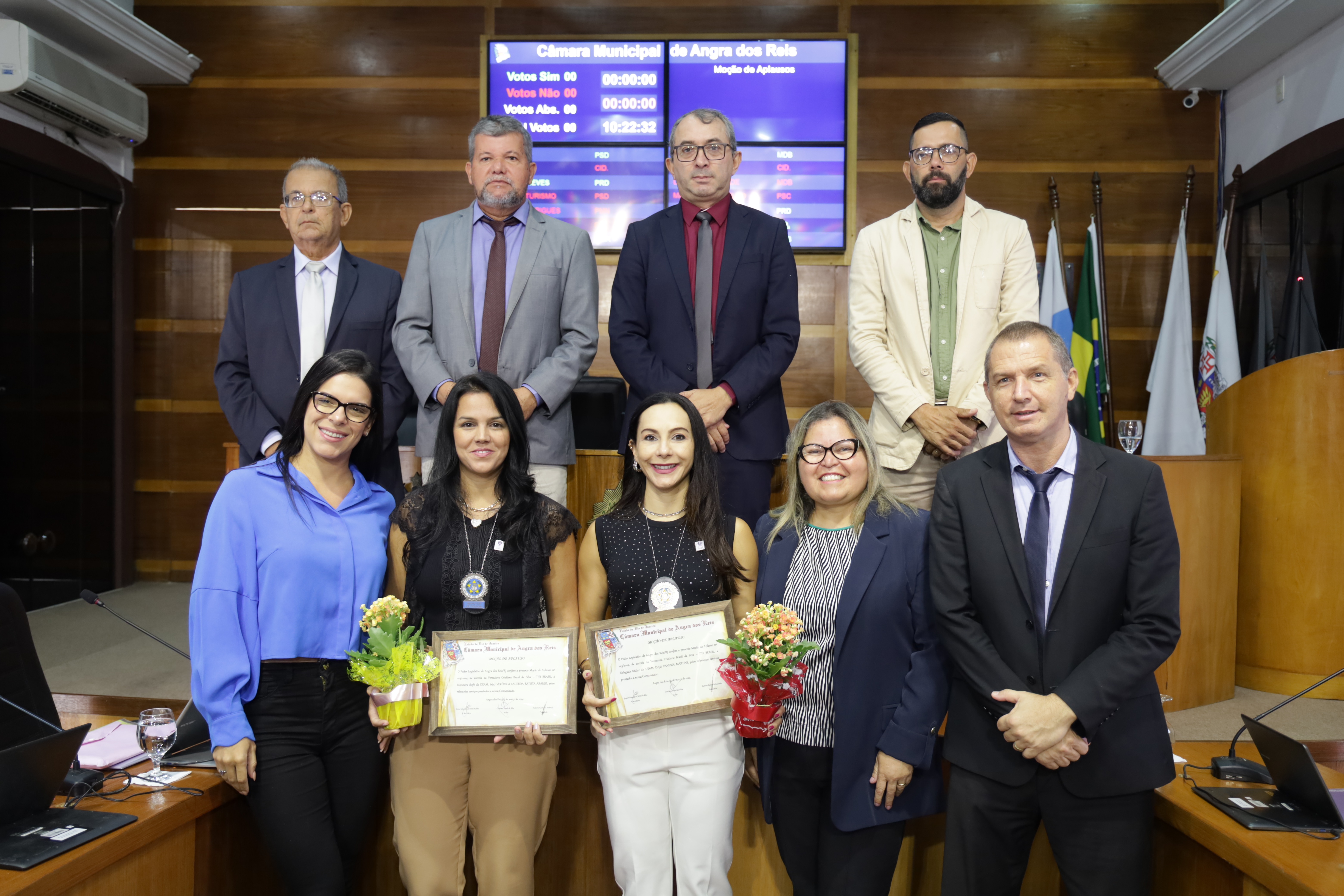 Câmara entrega moções de aplauso a delegada e inspetora da DEAM 