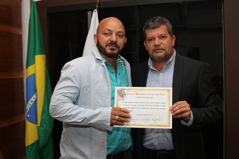 Enfermeiro do HGJ se emociona ao receber homenagem do Legislativo