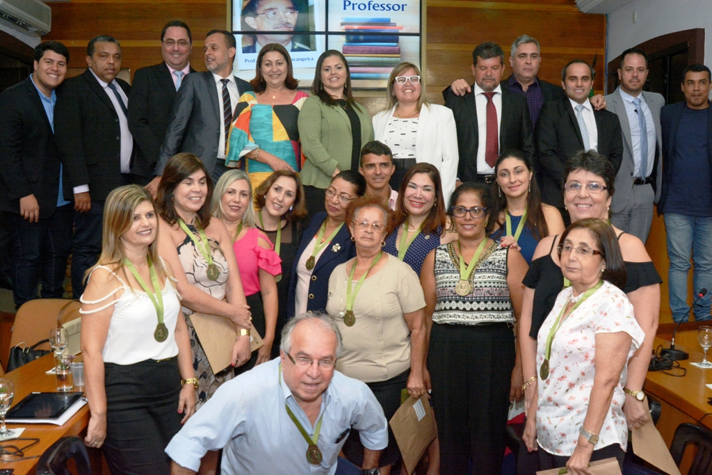 Legislativo presta homenagem a professores