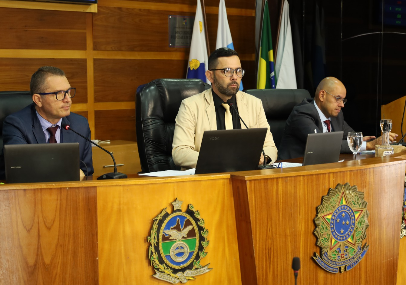 Trovadores do município discursam em sessão ordinária